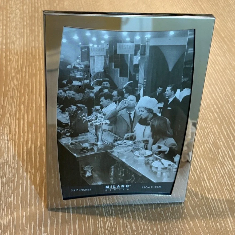 Milano Series Silver Metal 5x7 Picture Frame Modern Curved Border Tabletop